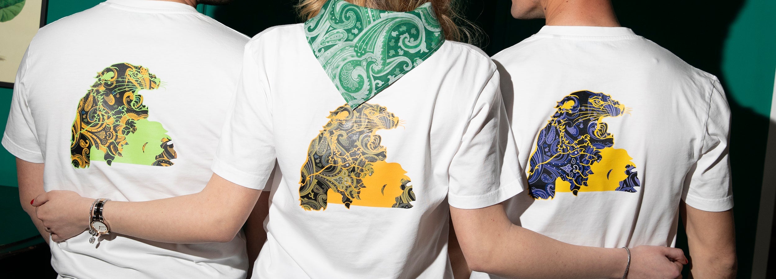 Modelli che mostrano le magliette con logo giaguaro paisley fantasia da dietro