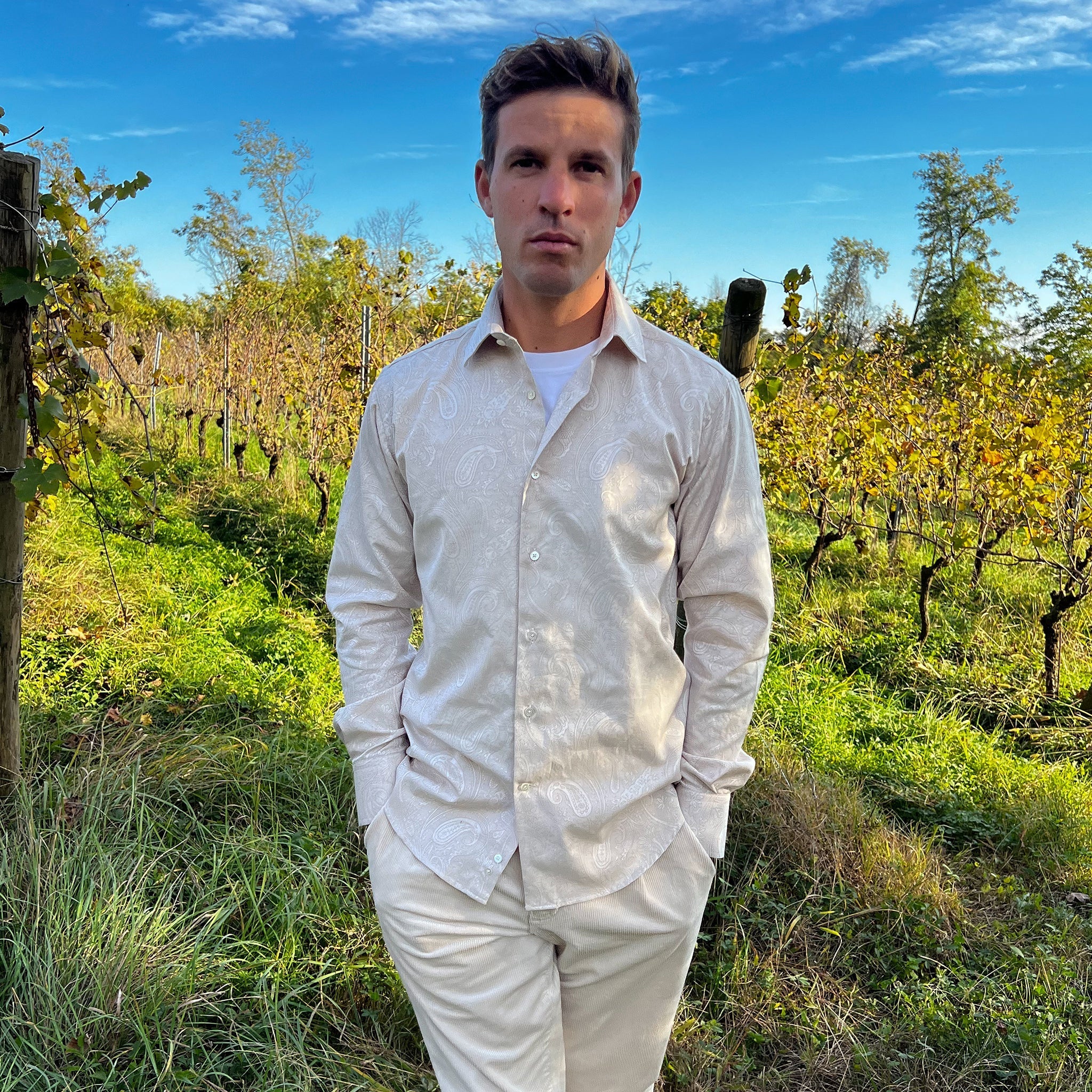 Camicia jacquard giapponese beige indossata da modello - VALENSIA