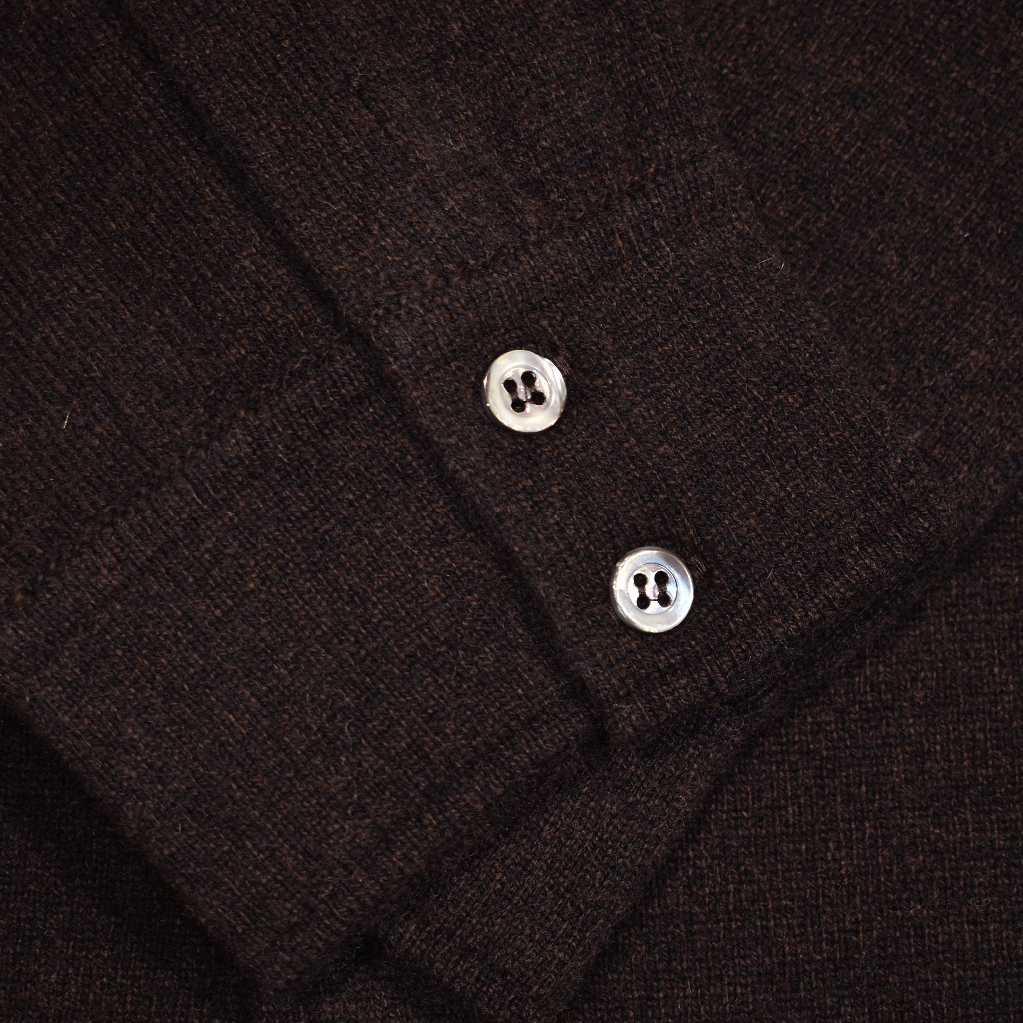 Camicia misto cashmere marrone primo piano polsi- VALENSIA