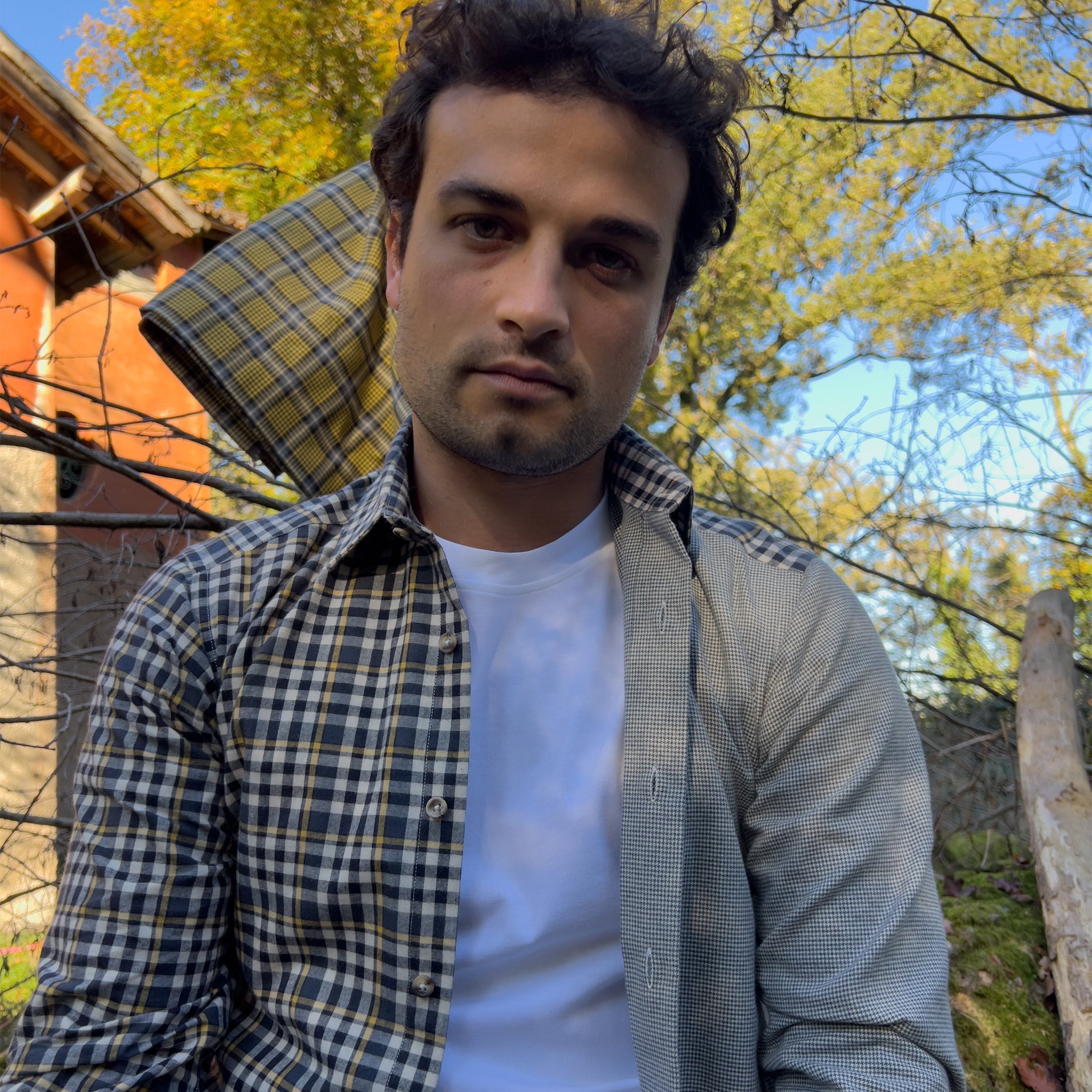 Primo piano camicia patchwork pied de poule indossata da modello - VALENSIA