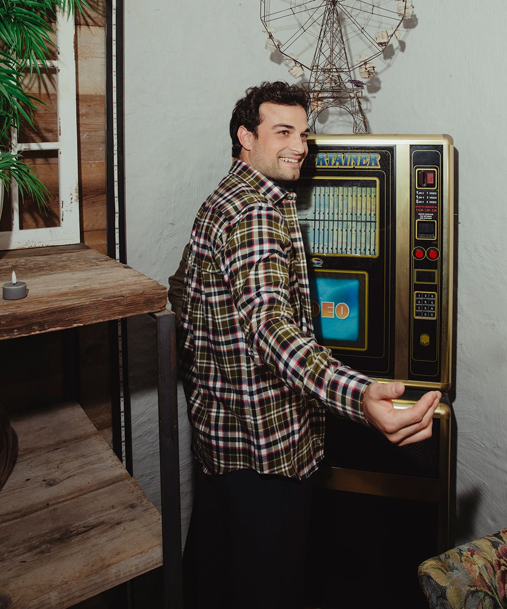 Camicia patchwork quadri resca indossata da modello che mostra il retro della camicia - Valensia