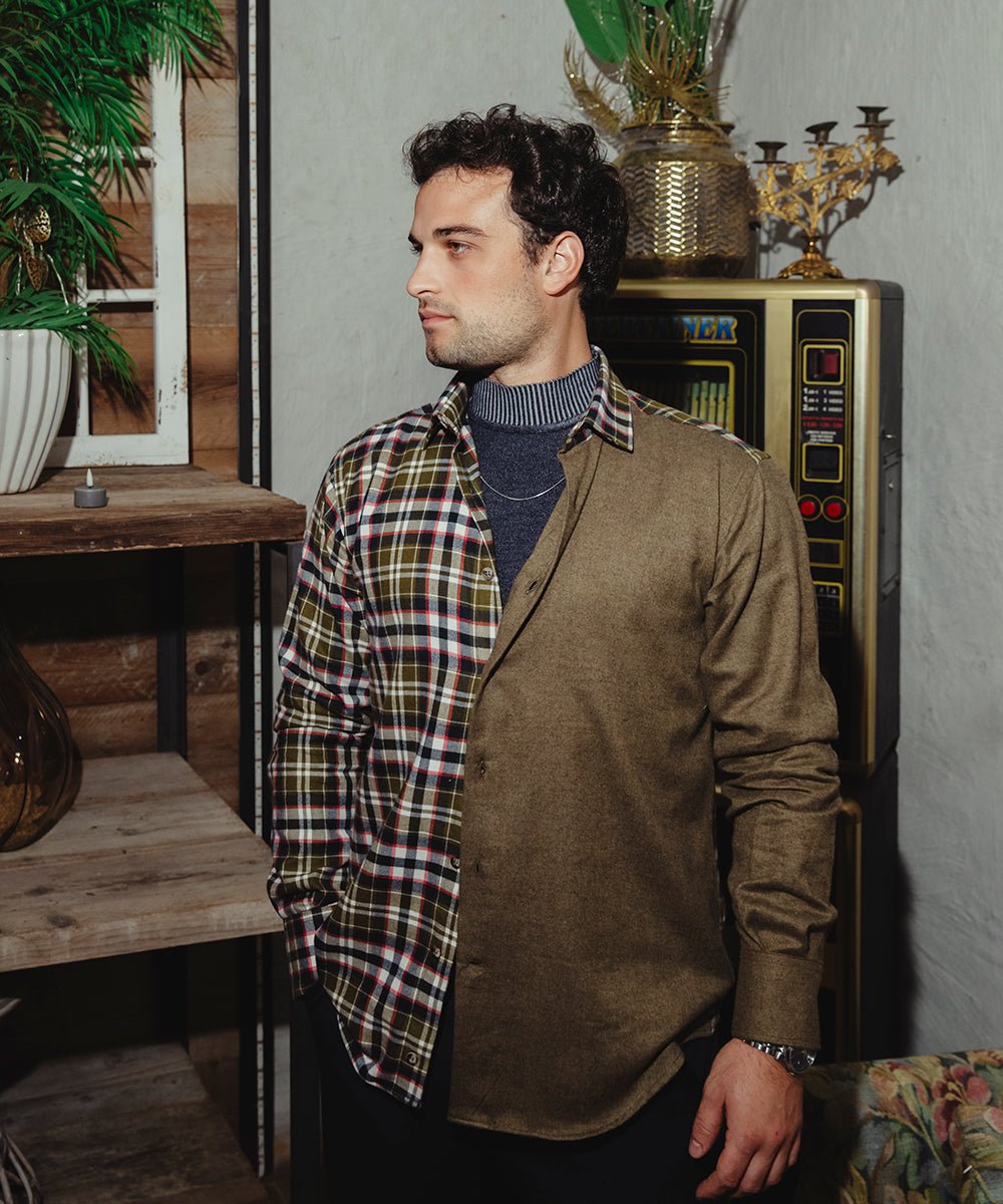 Camicia patchwork quadri resca indossata da modello sopra una maglia fine blu - Valensia