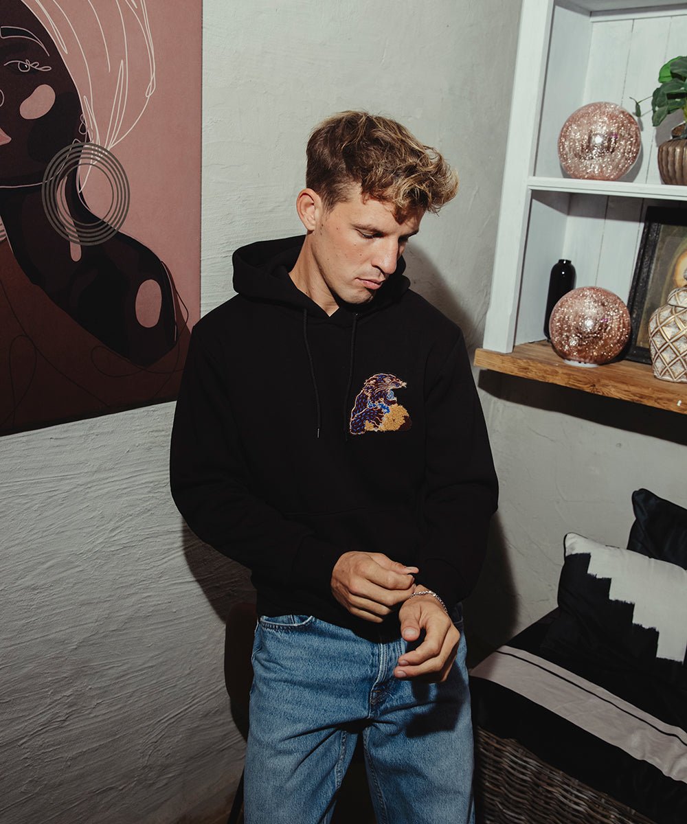 Felpa grigia con cappuccio giaguaro punto spugna indossata da modello nella variante nera - VALENSIA MODA