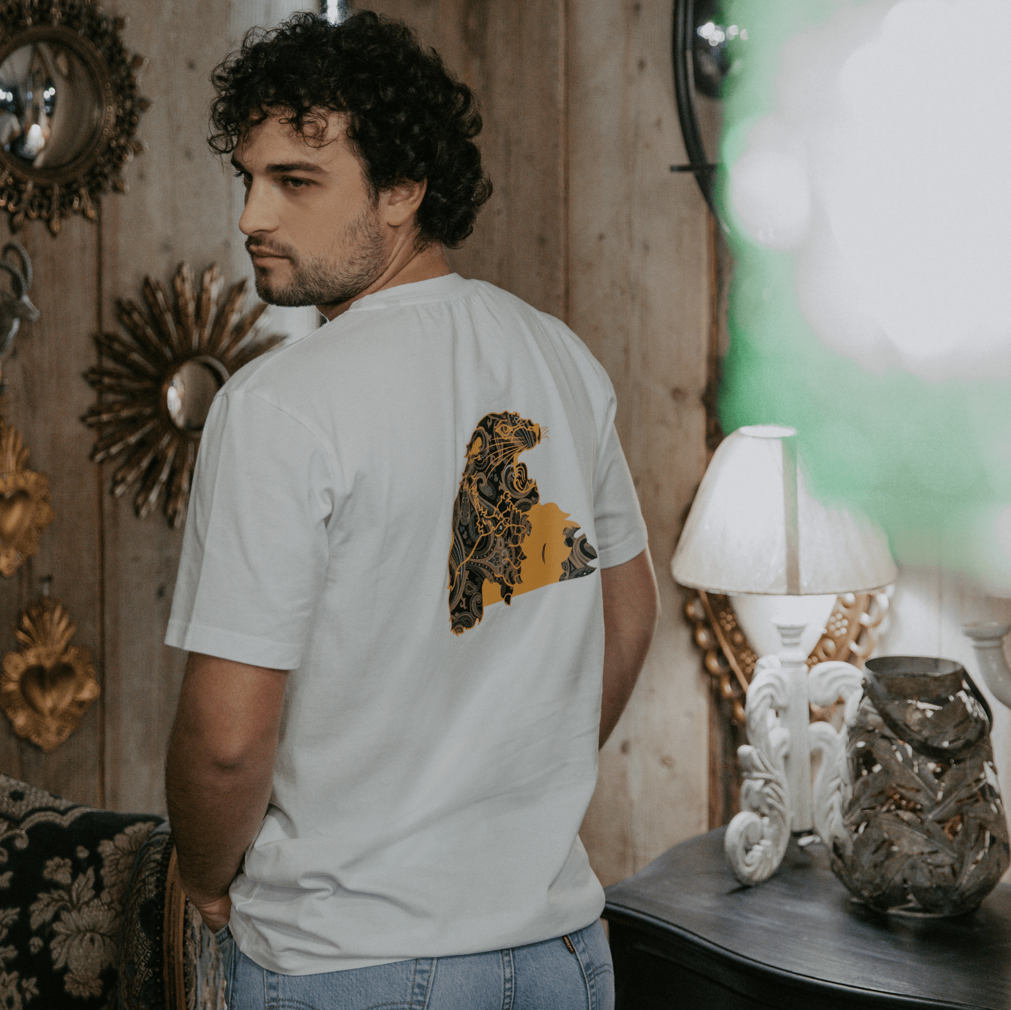 Maglietta cotone organico giaguaro paisley verde indossata da modello che mostra il retro - VALENSIA MODA