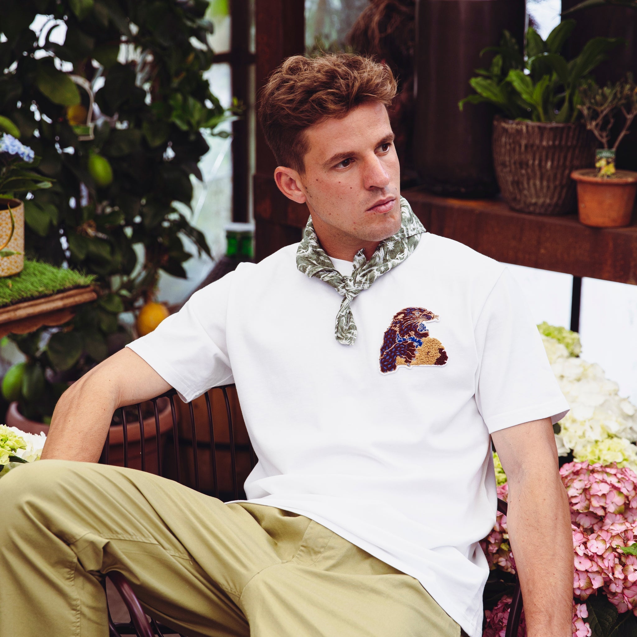 Maglietta peso medio cotone organico punto spugna indossata da modello con bandana al collo e pantalone verde - VALENSIA MODA