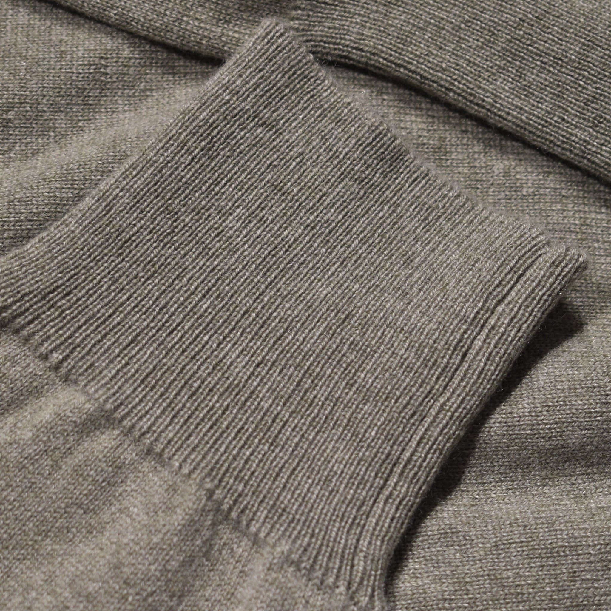 Maglione girocollo verde salvia cashmere primo piano polsino - VALENSIA