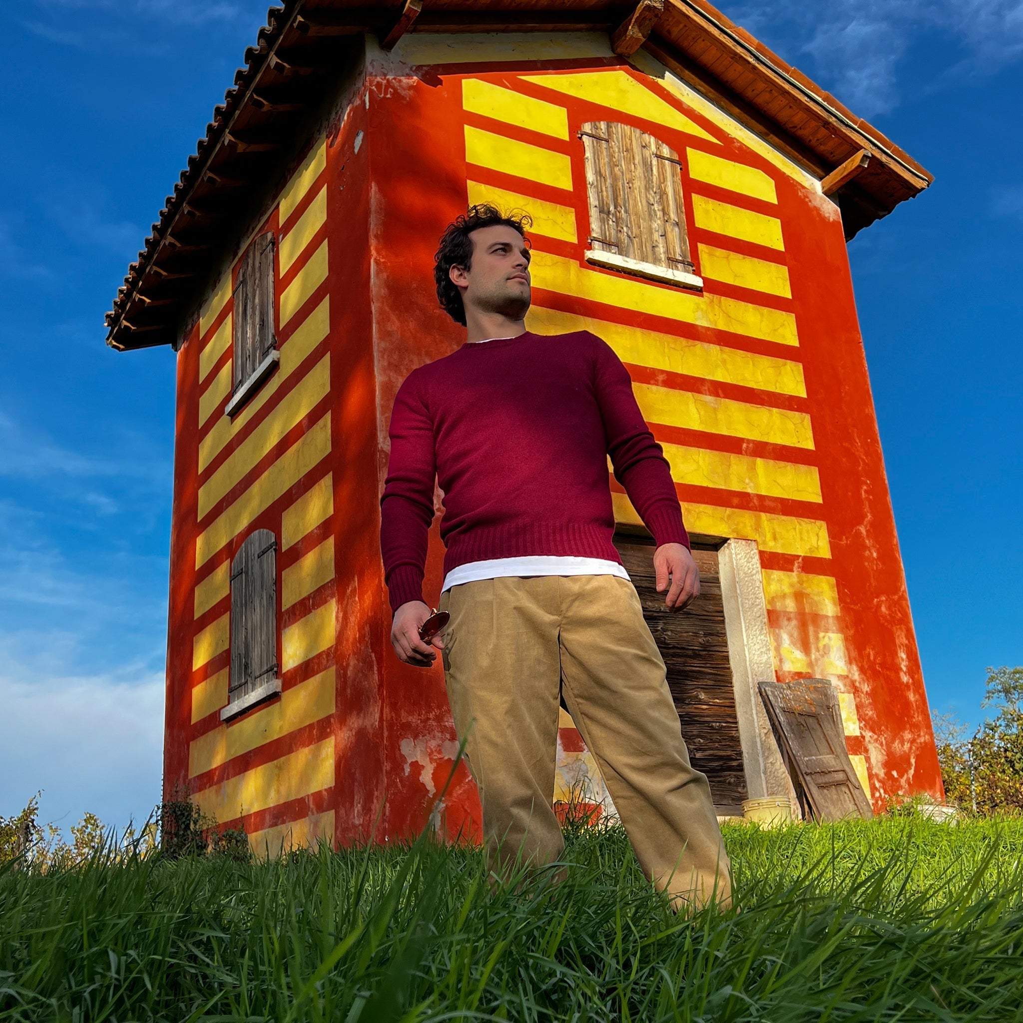 Pantavelluto beige indossato da modello in posa che ritrae il davanti- VALENSIA