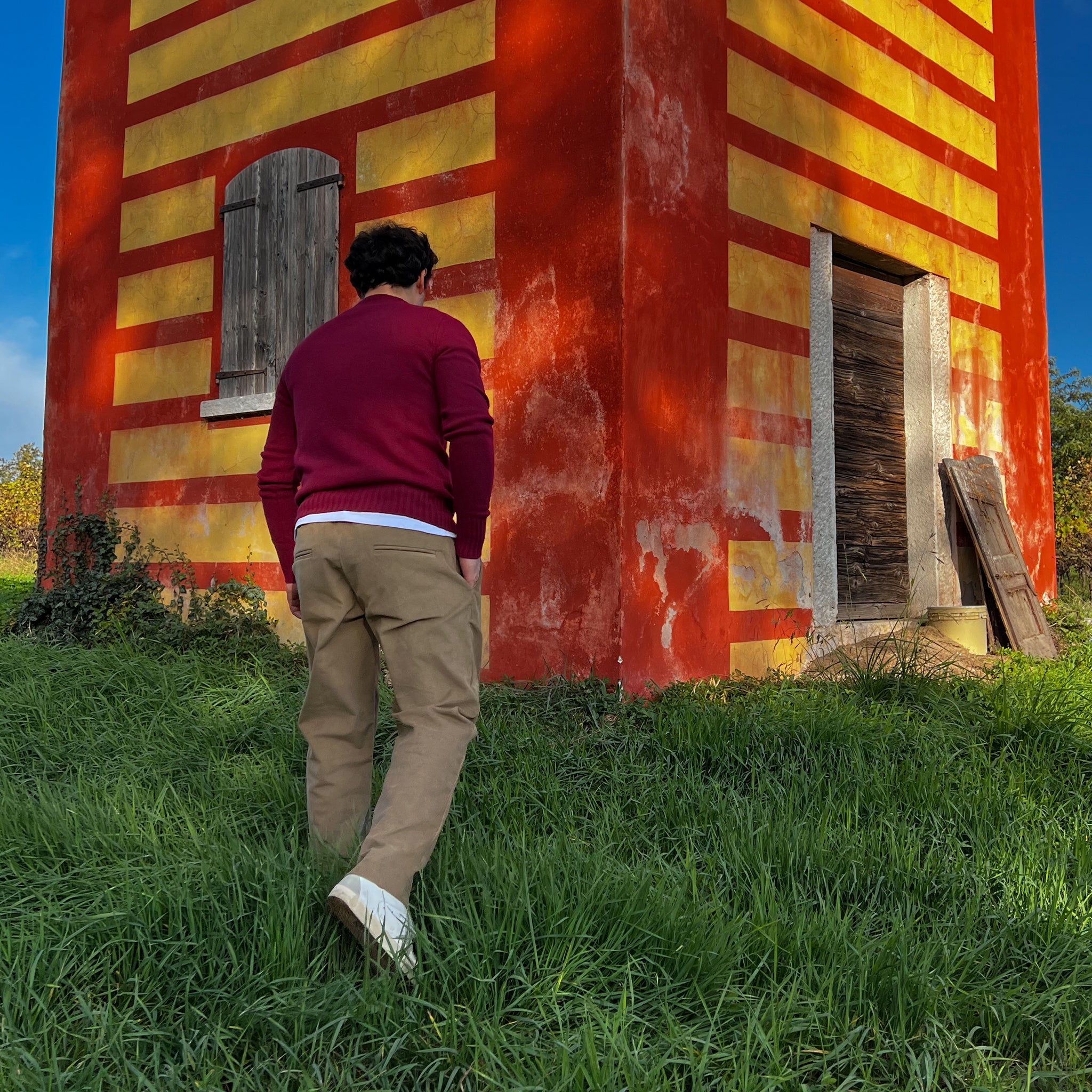 Pantavelluto beige indossato da modello in posa - VALENSIA