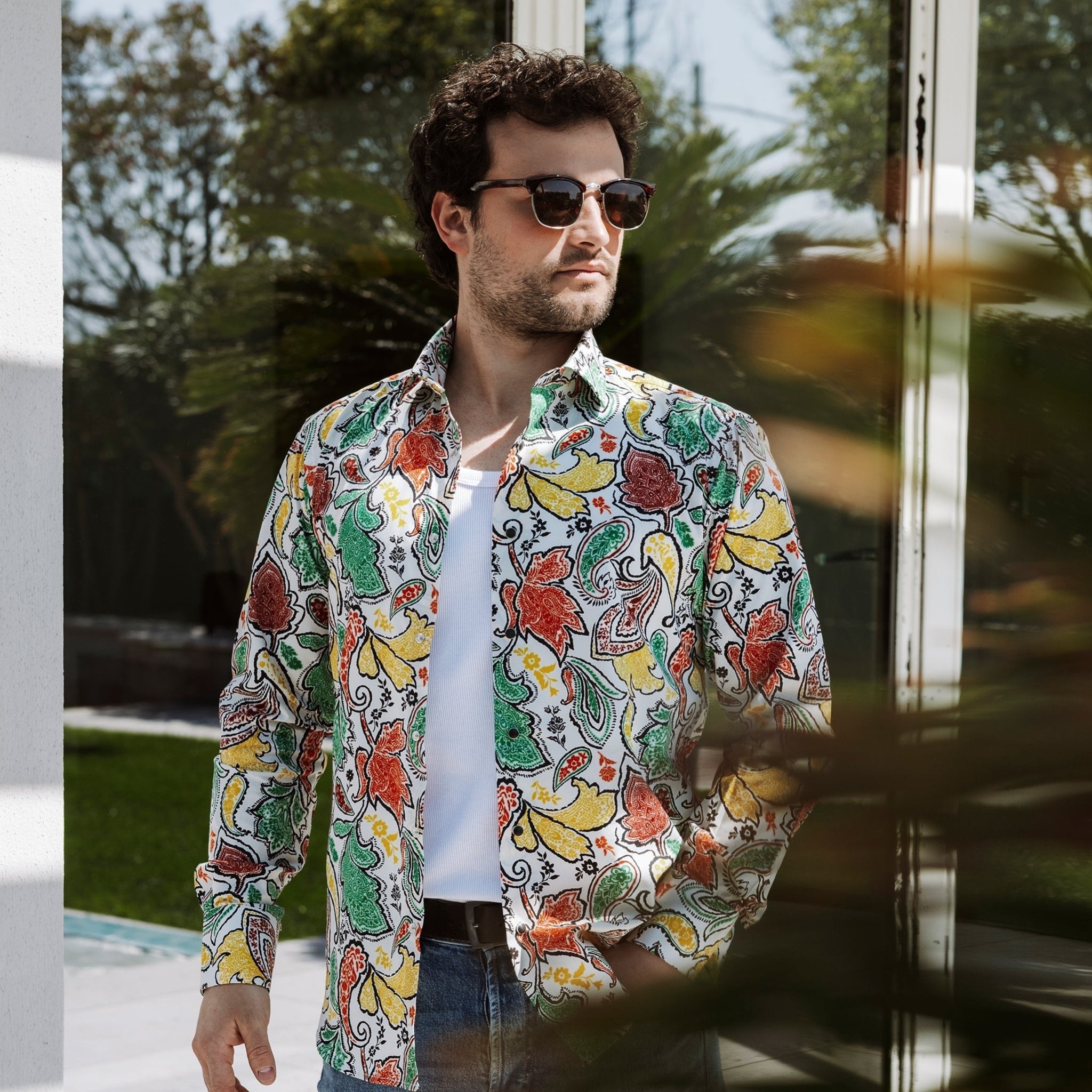 Camicia paisley in cotone con bottoni automatici indossata - Valensia