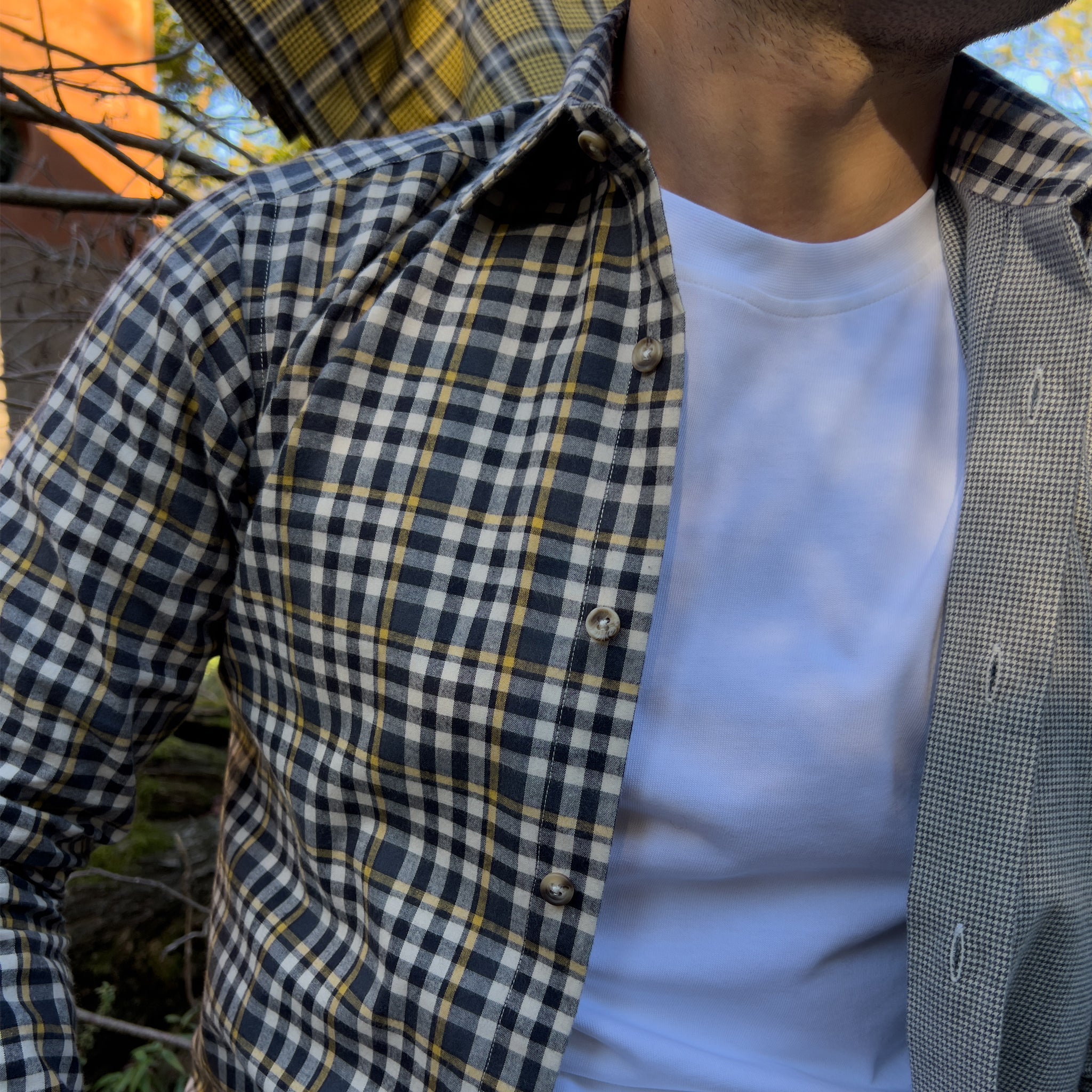 Camicia patchwork pied de poule e check in cotone indossata 1- Valensia