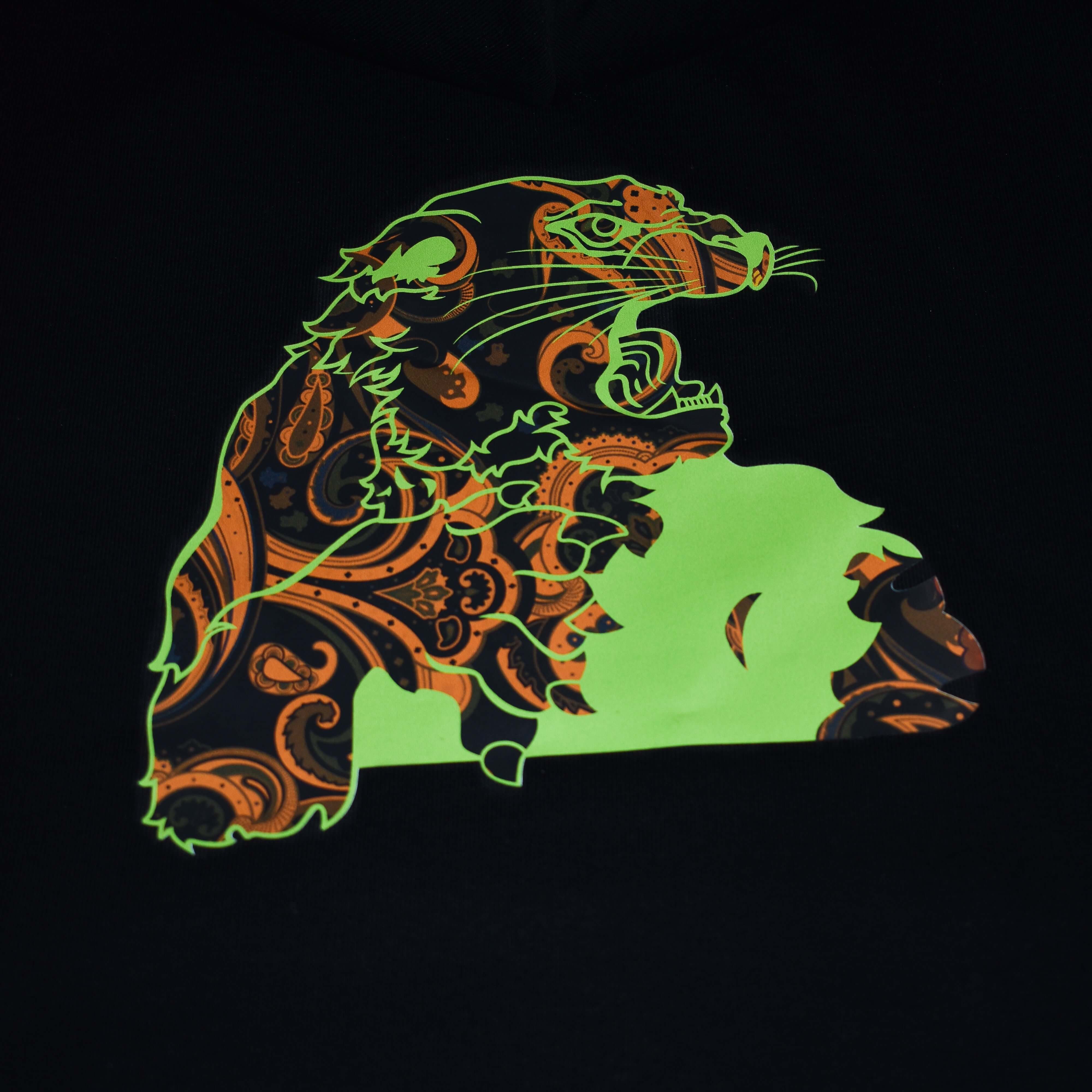 Primo piano logo giaguaro paisley felpa nera