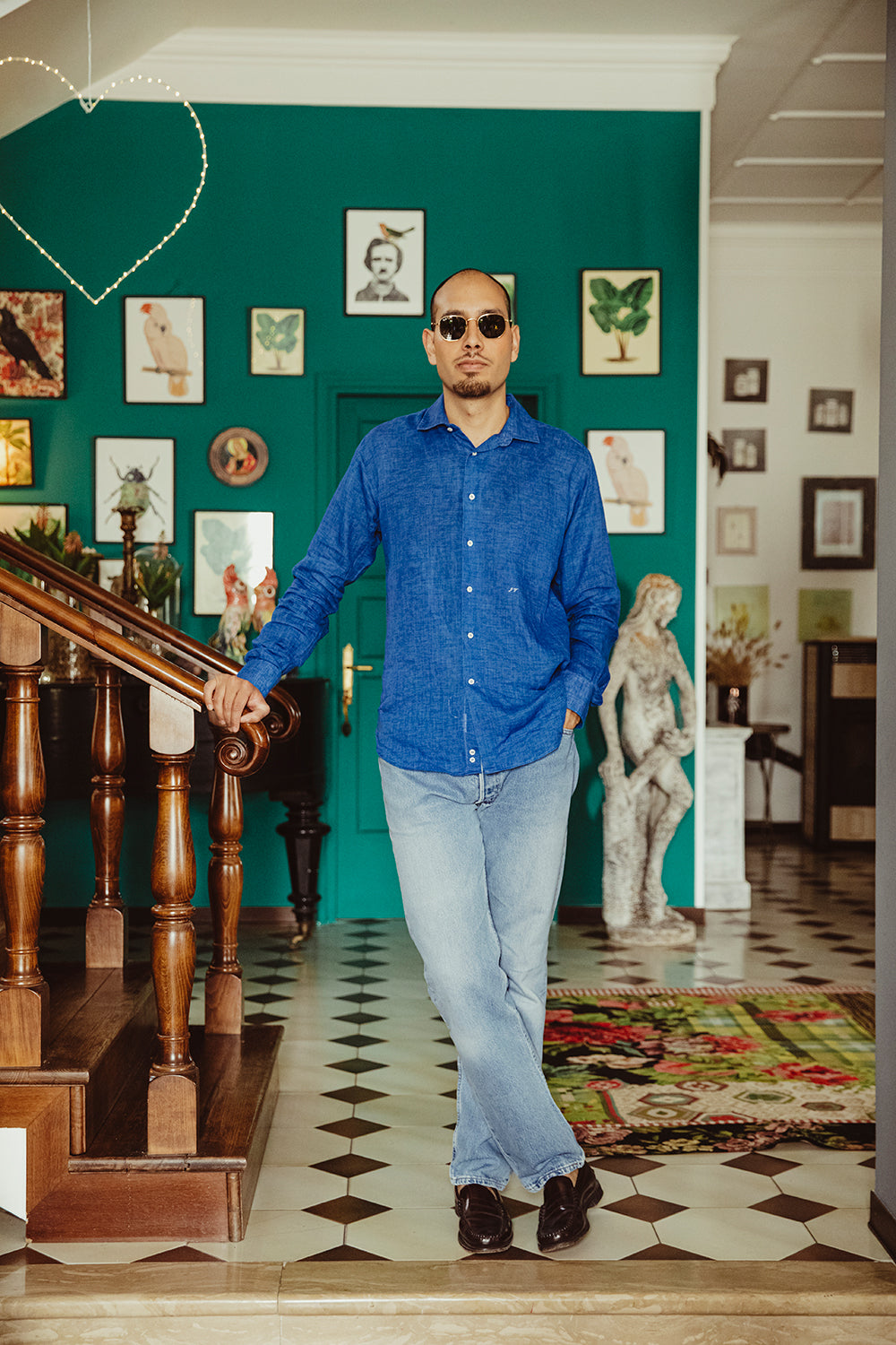 Valensia con indosso camicia in lino blu