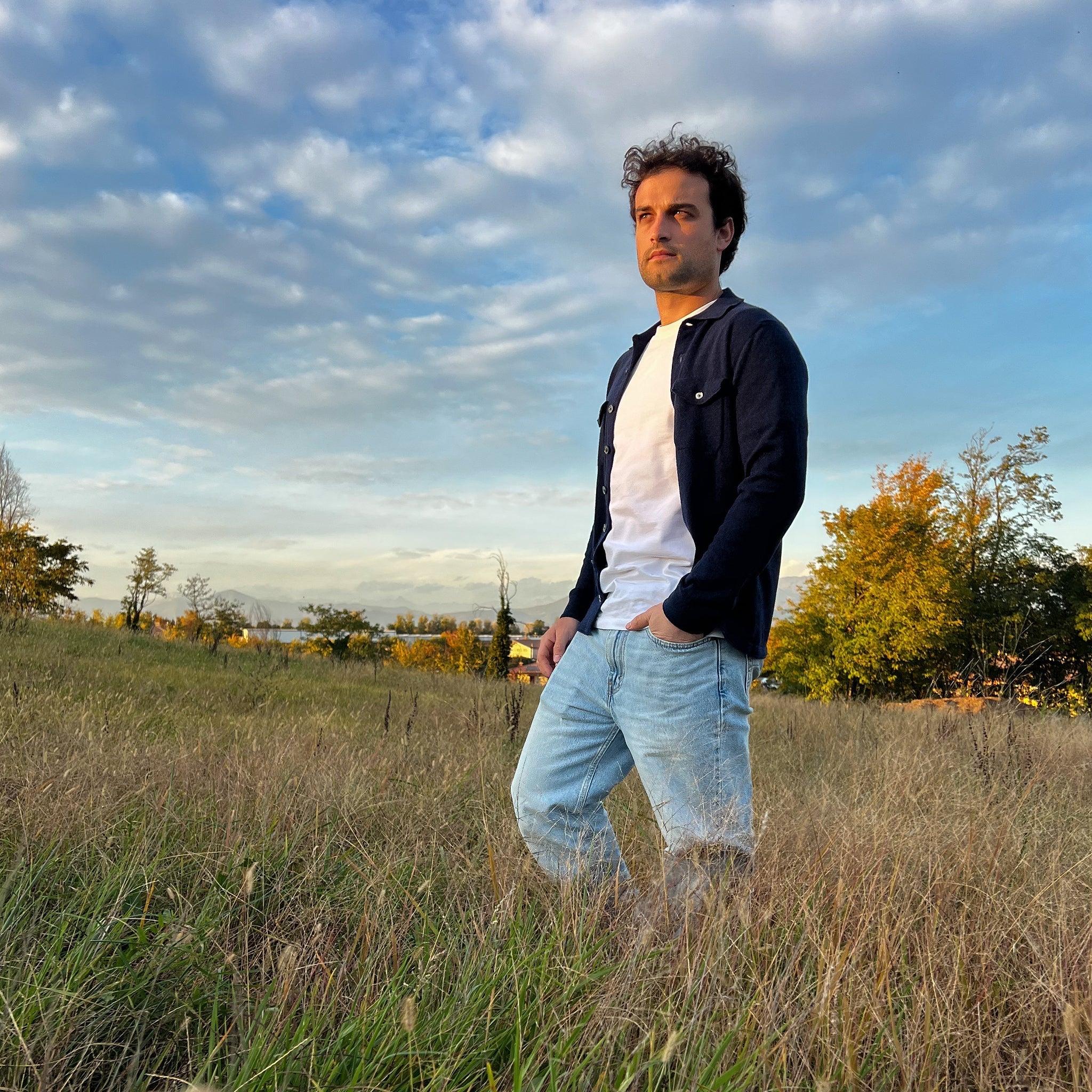 Camicia cashmere blu indossata da modello - VALENSIA