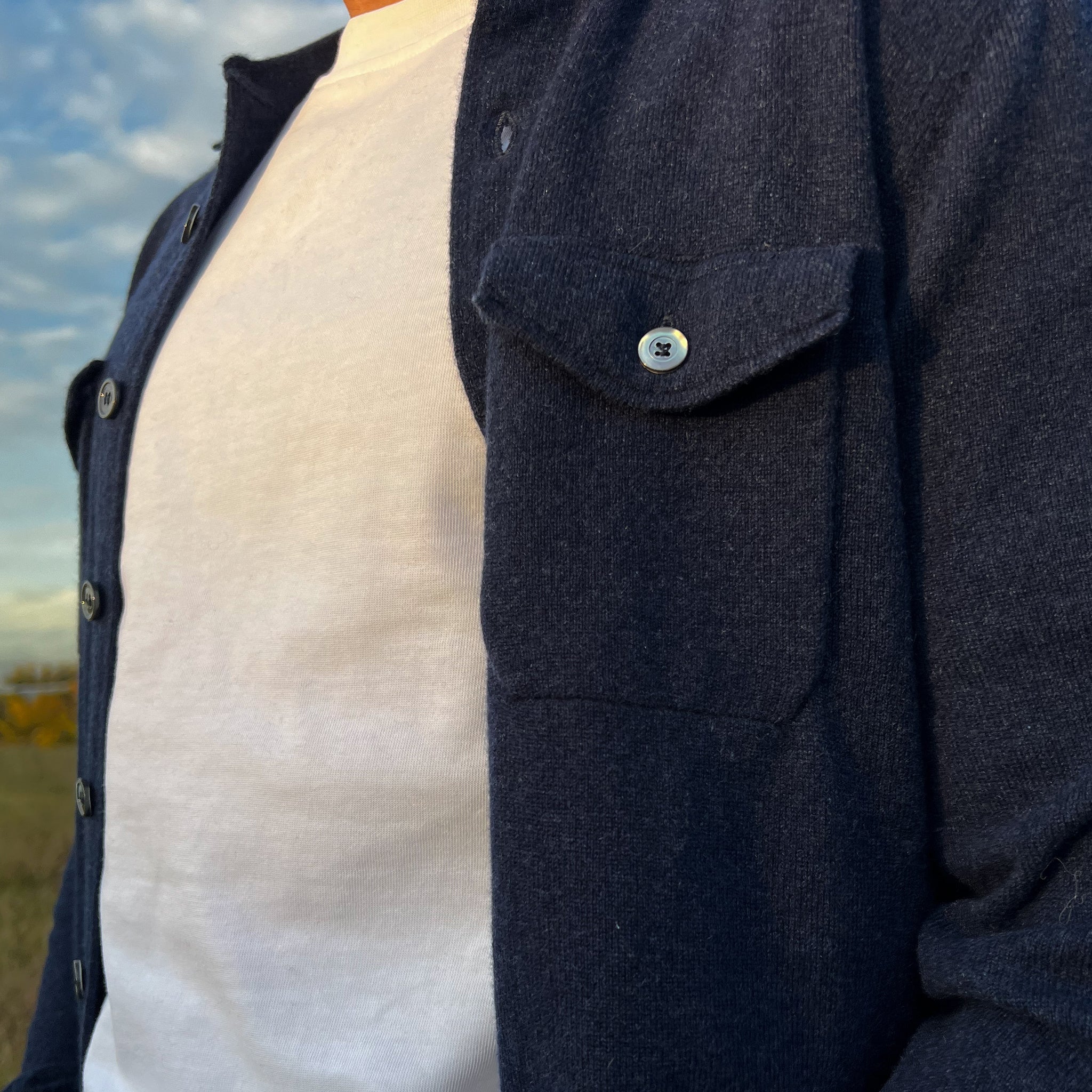 Camicia cashmere blu primo piano tasca - VALENSIA