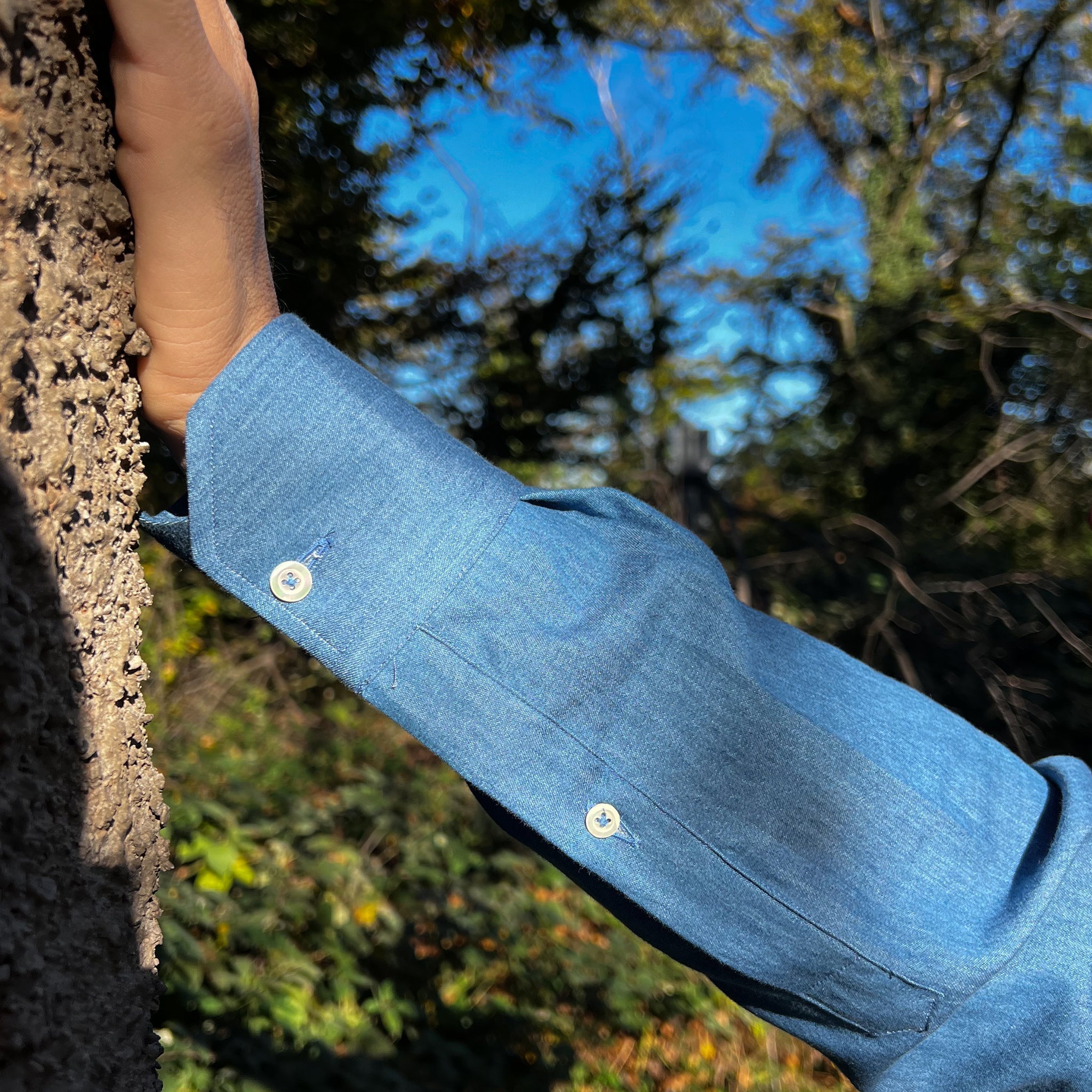 Camicia jeans con profili ricamati a mano primo piano polsino indossato
