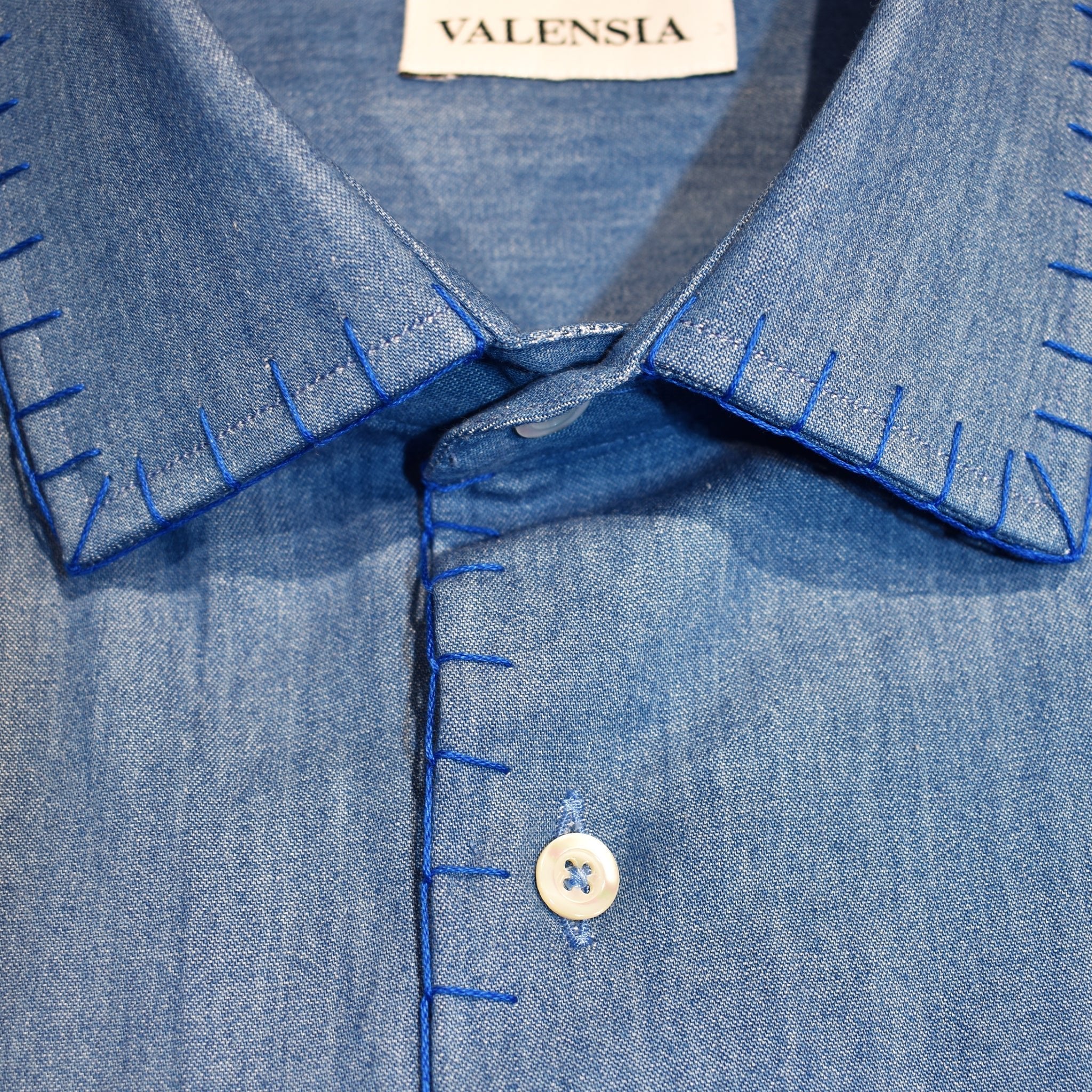Camicia jeans con profili ricamati a mano primo piano davanti- VALENSIA