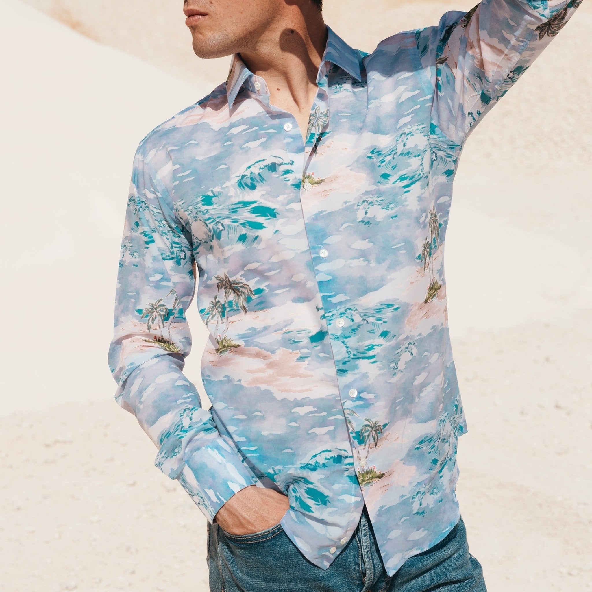 Camicia tropicale indossata da modello in primo piano sulla camicia - Valensia