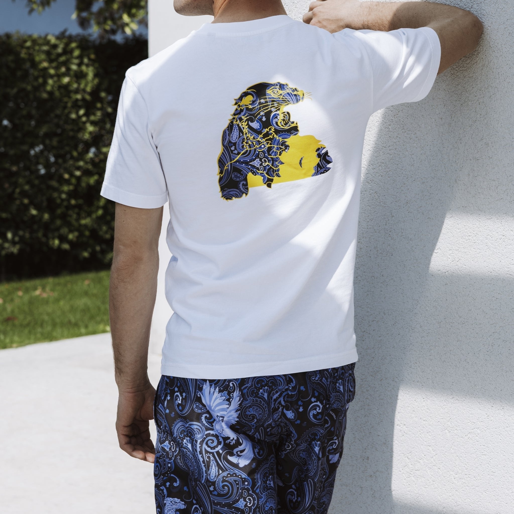 Costume da bagno in fantasia blu indossato da modello con maglietta giaguaro paisley - Valensia