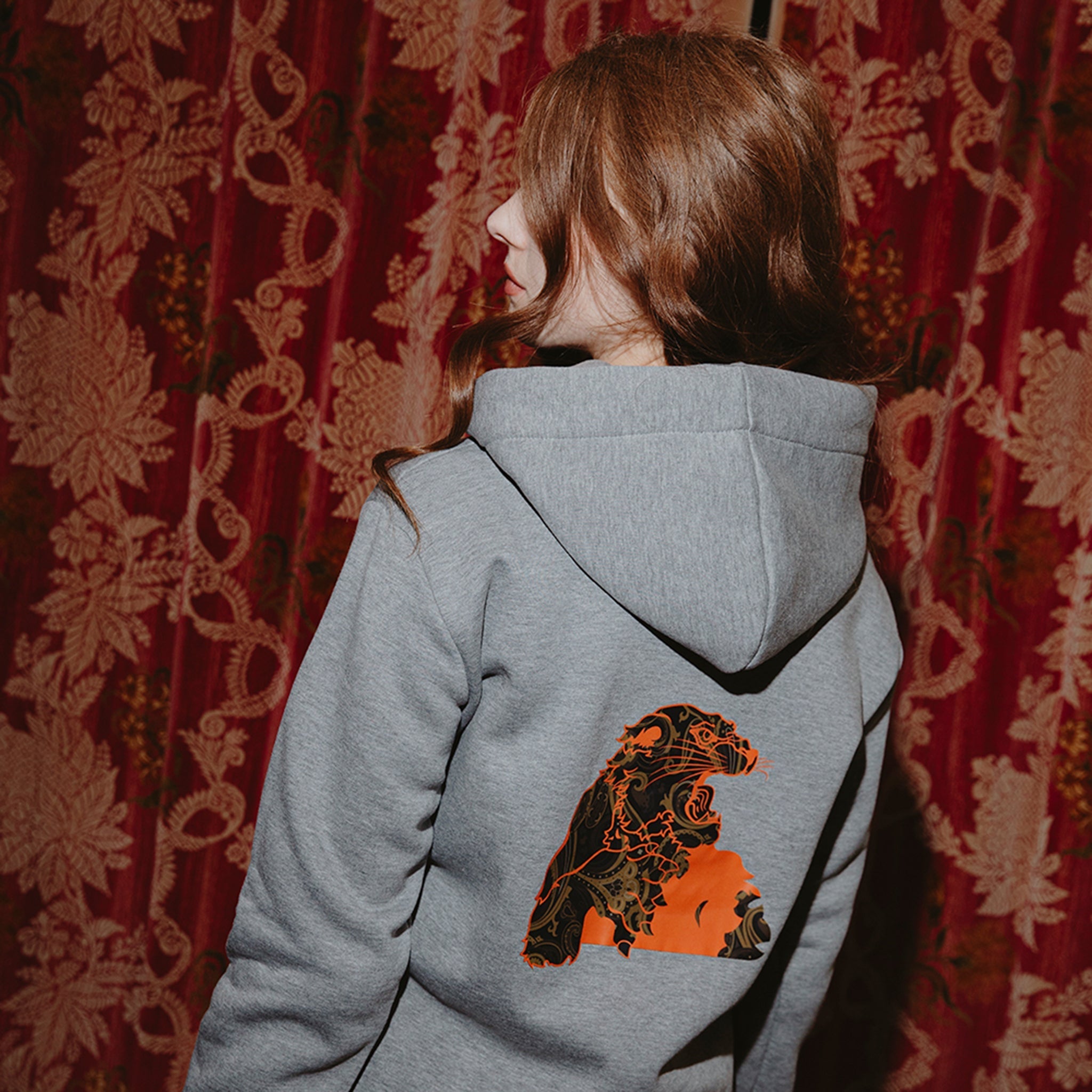 Felpa blue navy cappuccio giaguaro paisley indossata da modella che mostra il retro della felpa - VALENSIA MODA