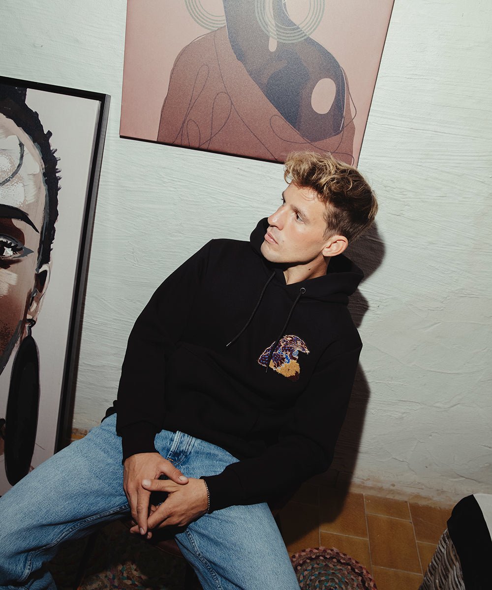 Felpa grigia con cappuccio giaguaro punto spugna indossata da modello nella variante nera - VALENSIA MODA