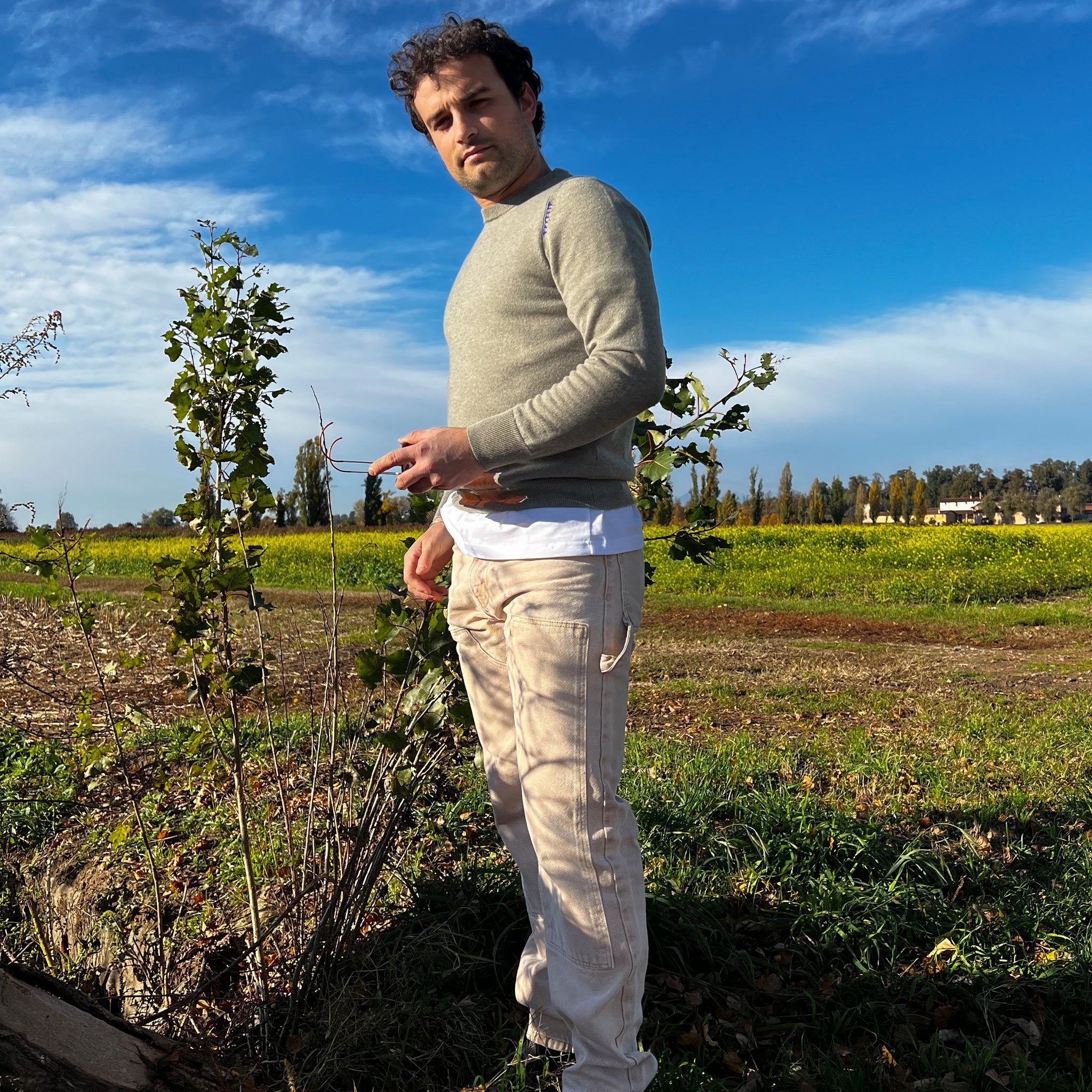 Maglione girocollo verde salvia cashmere indossato da modello in posa - VALENSIA