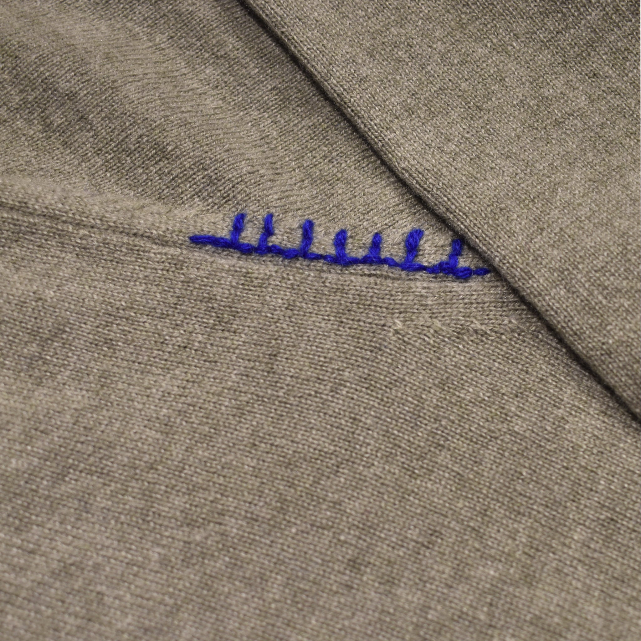 Maglione girocollo verde salvia cashmere primo piano ricamo giromanica - VALENSIA