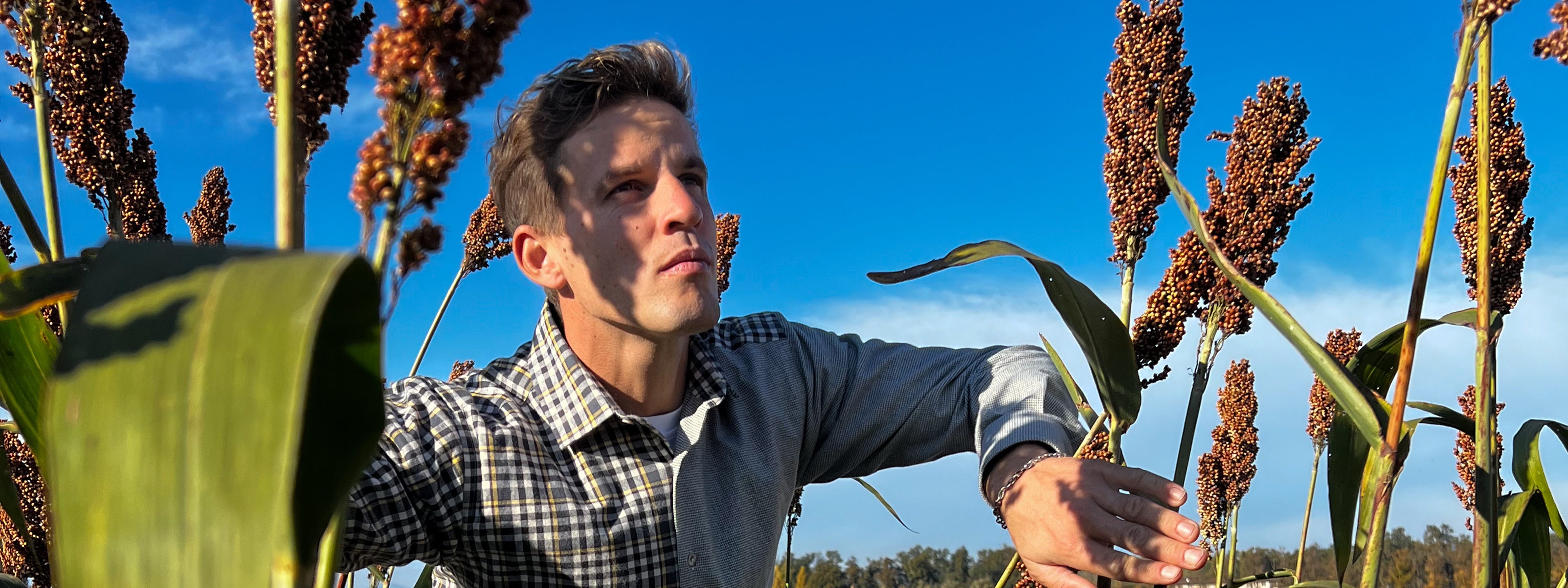 modello in primo piano con indosso camicia patchwork pied de poule in posa 